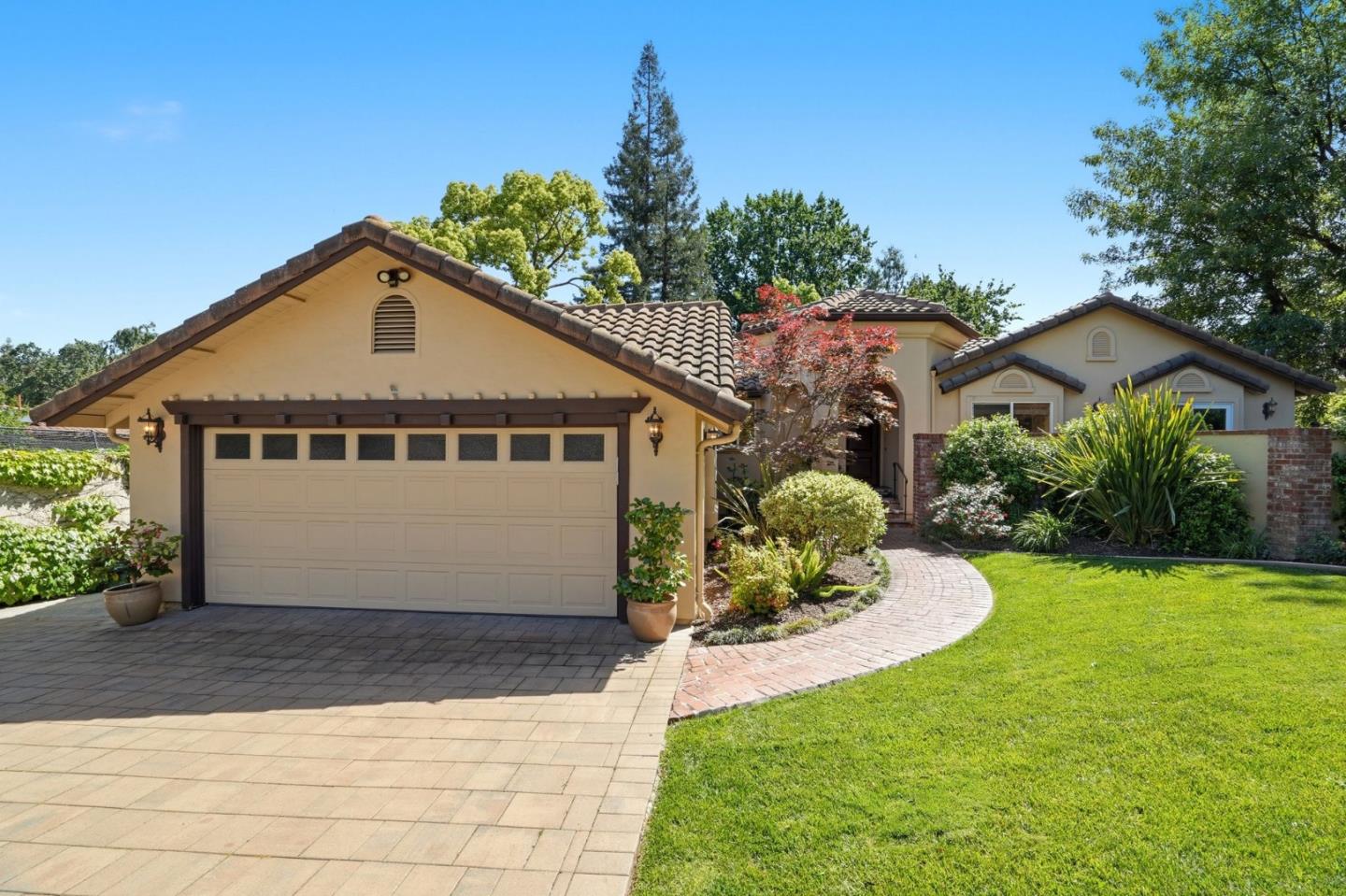 Detail Gallery Image 2 of 72 For 17660 Vineland Ave, Monte Sereno,  CA 95030 - 4 Beds | 3/1 Baths