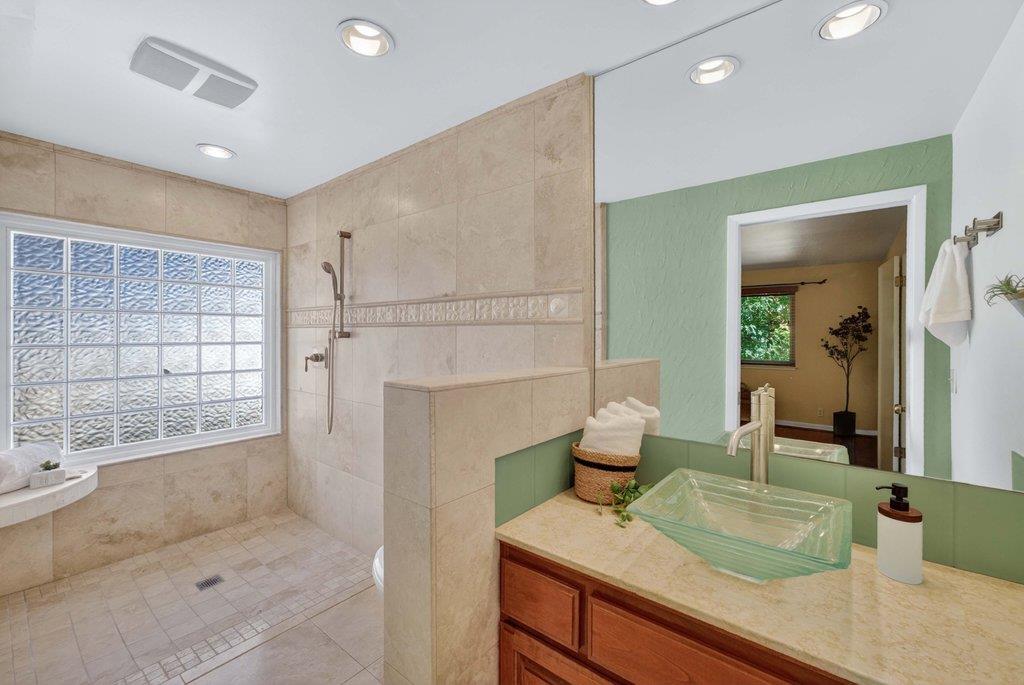 Detail Gallery Image 19 of 44 For 111 Westmoor Dr, Santa Cruz,  CA 95060 - 3 Beds | 2 Baths