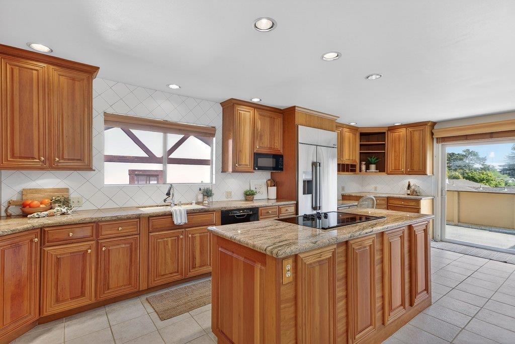 Detail Gallery Image 5 of 44 For 111 Westmoor Dr, Santa Cruz,  CA 95060 - 3 Beds | 2 Baths