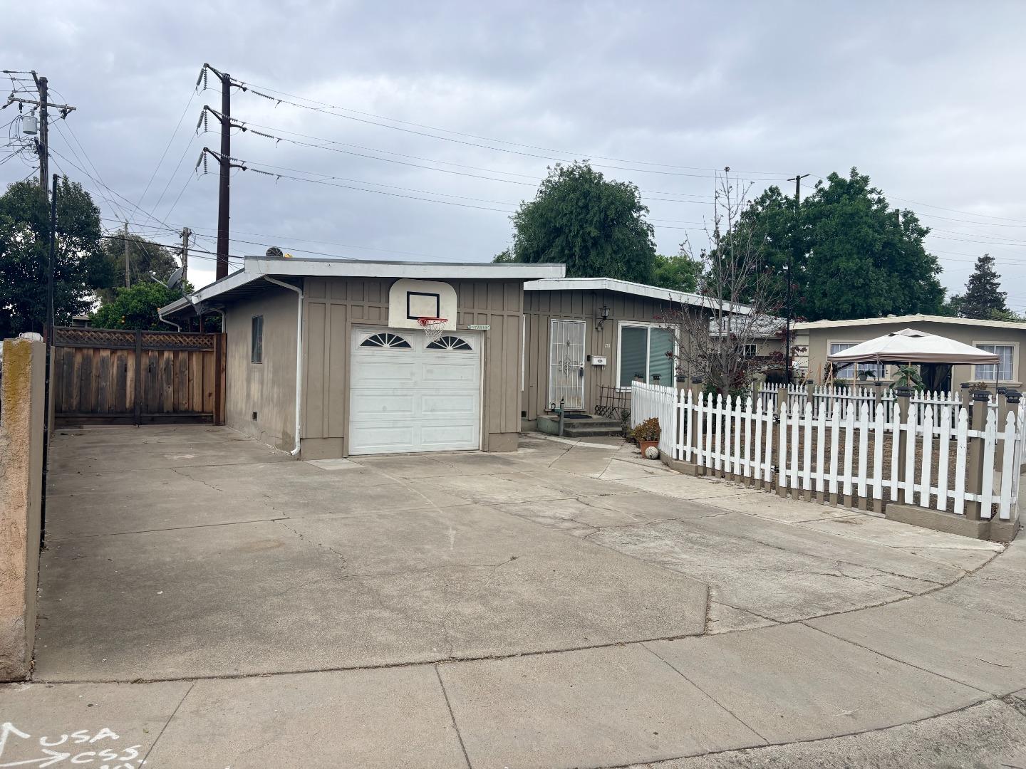 Detail Gallery Image 2 of 14 For 1711 Castlebrook Ct, San Jose,  CA 95133 - 3 Beds | 1 Baths