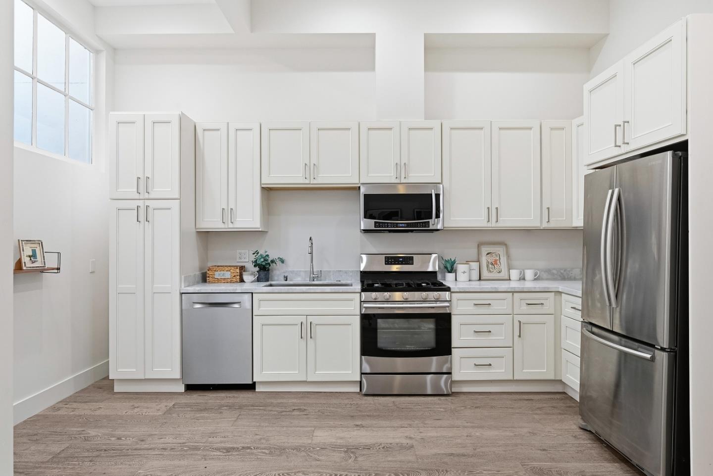 Detail Gallery Image 5 of 46 For 592 Chestnut St, San Francisco,  CA 94133 - 3 Beds | 3 Baths