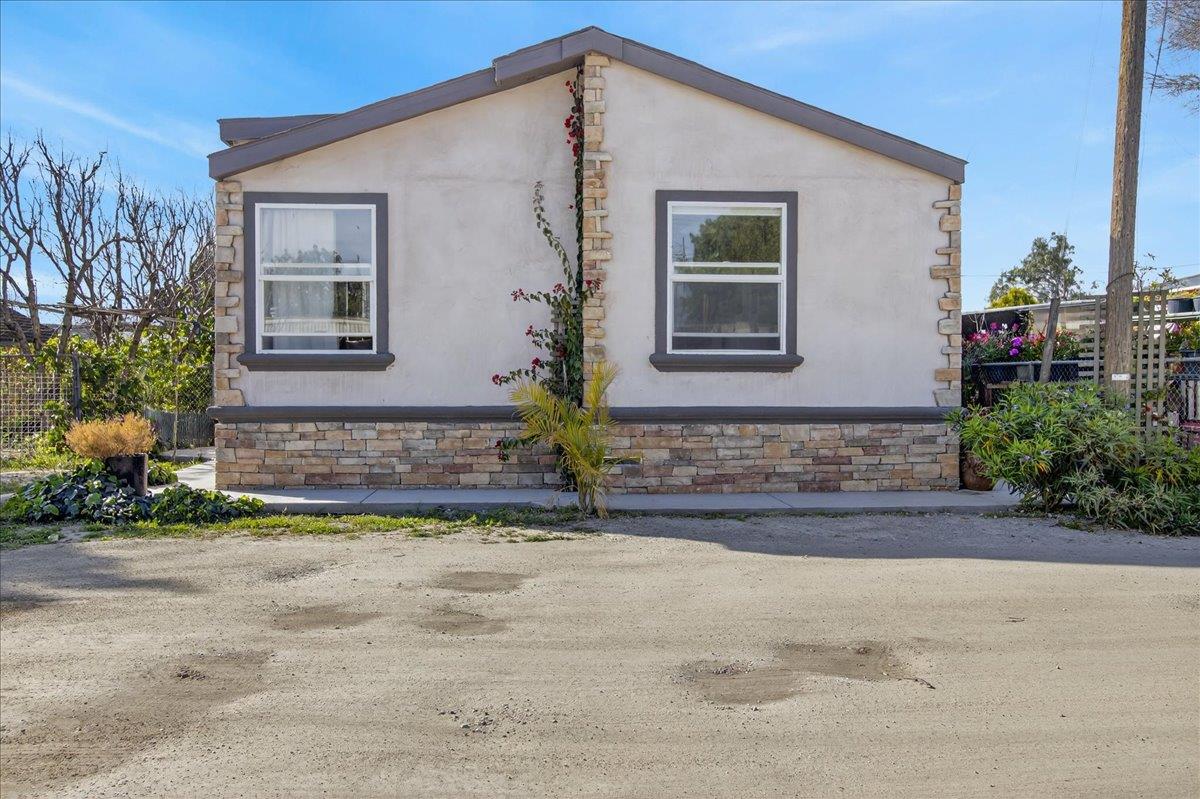 Detail Gallery Image 3 of 42 For 22 Front St #22,  Soledad,  CA 93960 - 3 Beds | 2 Baths