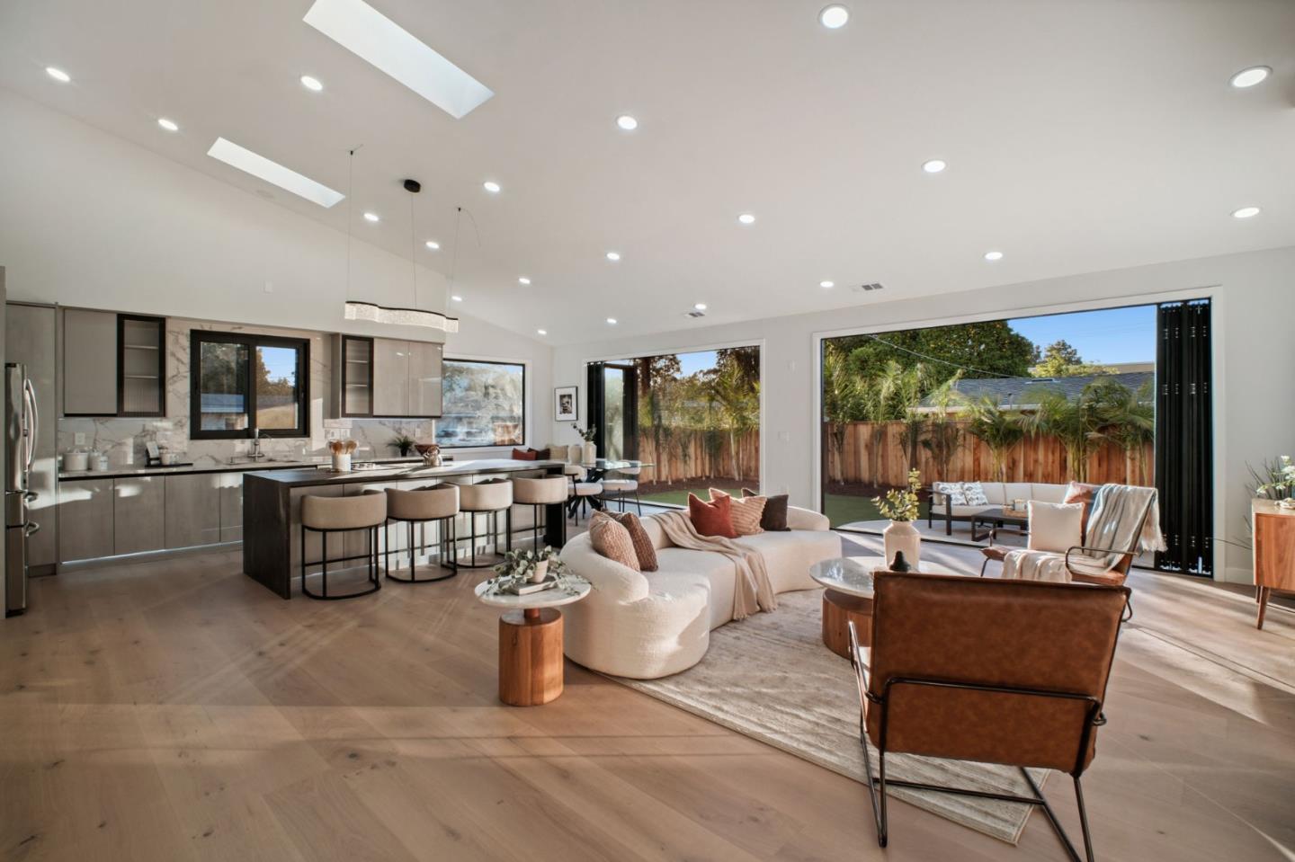 Detail Gallery Image 10 of 54 For 806 Emily Dr, Mountain View,  CA 94043 - 4 Beds | 2/1 Baths