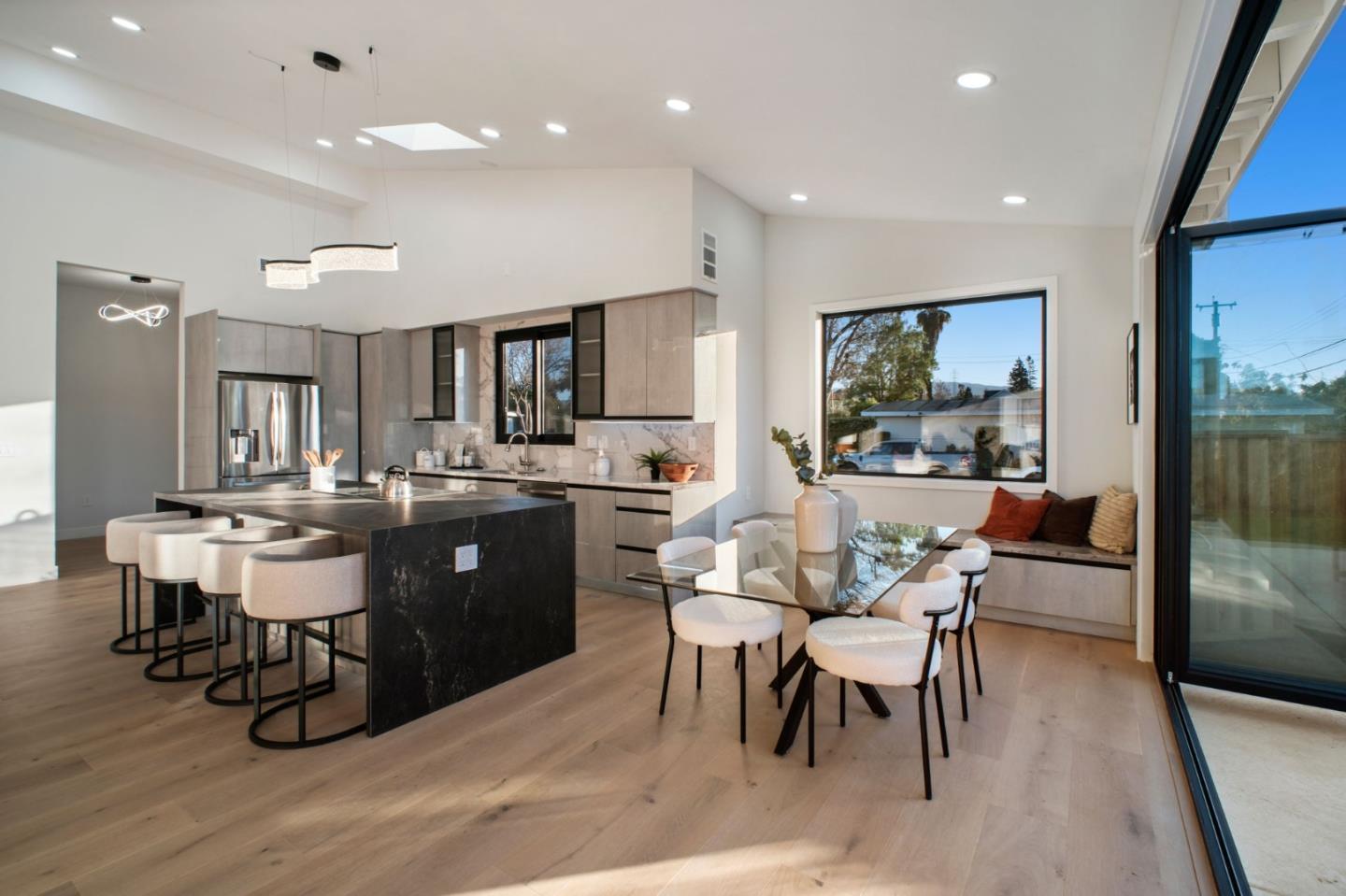 Detail Gallery Image 13 of 54 For 806 Emily Dr, Mountain View,  CA 94043 - 4 Beds | 2/1 Baths