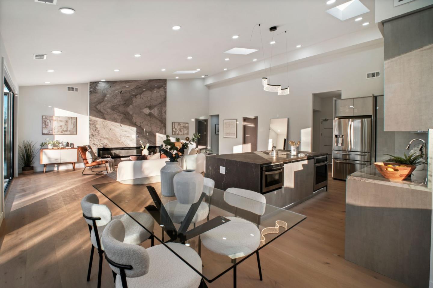 Detail Gallery Image 14 of 54 For 806 Emily Dr, Mountain View,  CA 94043 - 4 Beds | 2/1 Baths