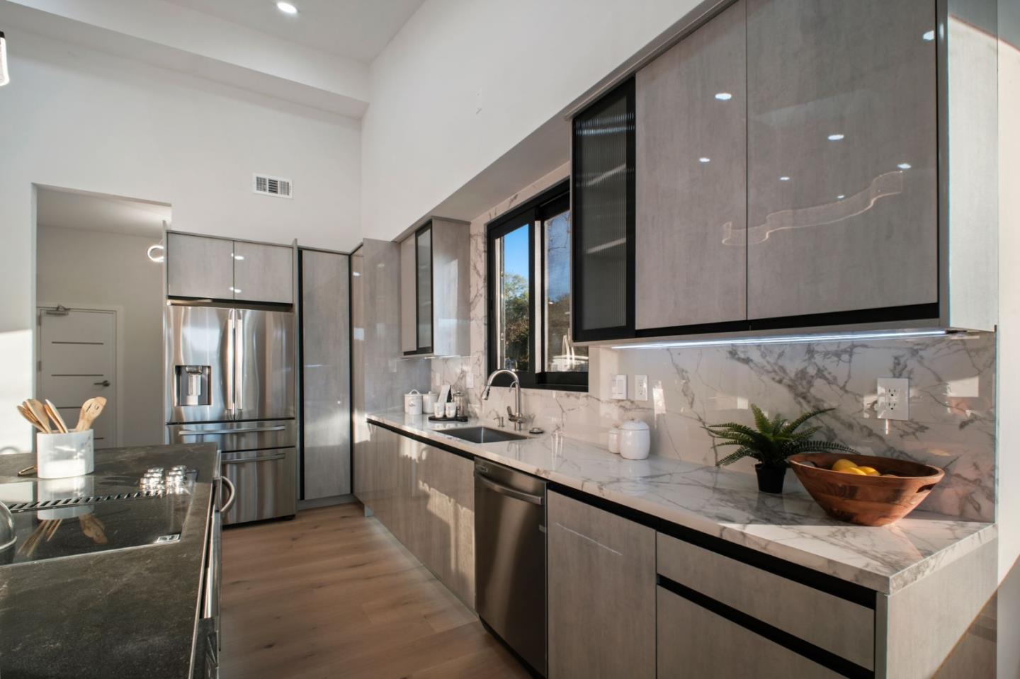 Detail Gallery Image 16 of 54 For 806 Emily Dr, Mountain View,  CA 94043 - 4 Beds | 2/1 Baths