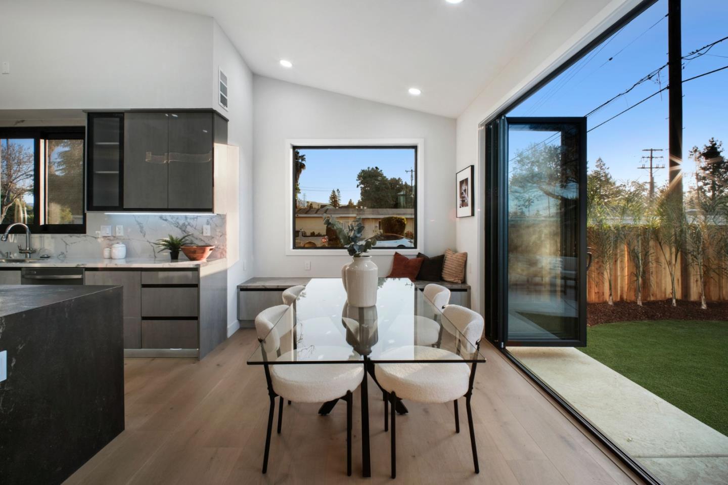 Detail Gallery Image 24 of 54 For 806 Emily Dr, Mountain View,  CA 94043 - 4 Beds | 2/1 Baths