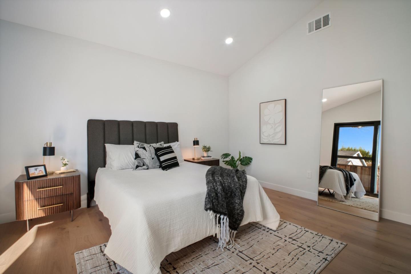 Detail Gallery Image 27 of 54 For 806 Emily Dr, Mountain View,  CA 94043 - 4 Beds | 2/1 Baths