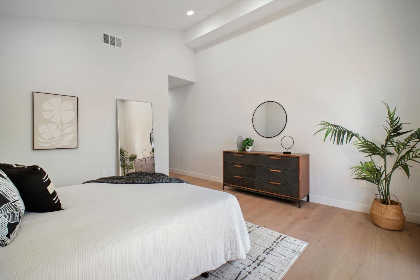 Detail Gallery Image 28 of 54 For 806 Emily Dr, Mountain View,  CA 94043 - 4 Beds | 2/1 Baths