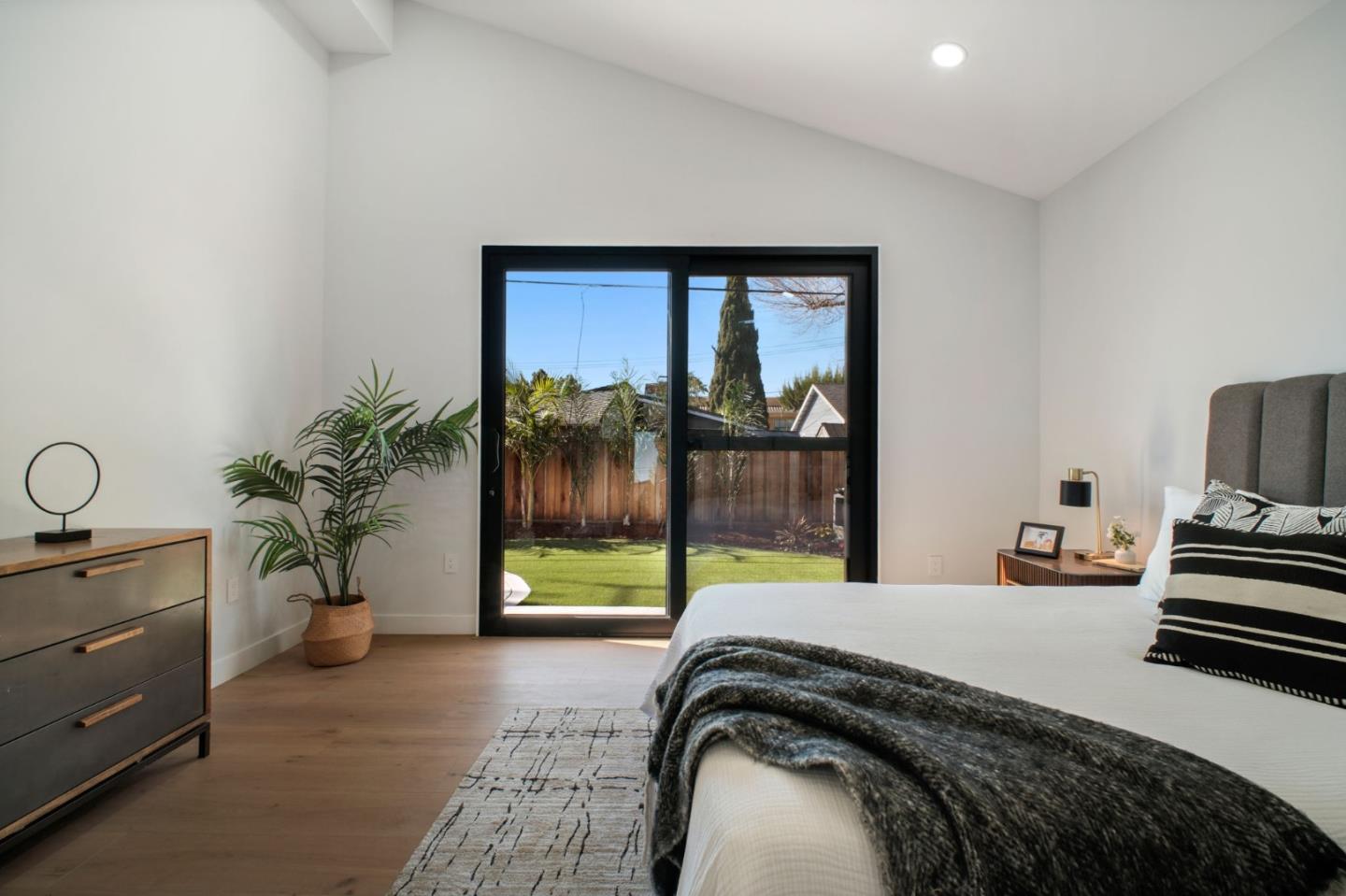 Detail Gallery Image 29 of 54 For 806 Emily Dr, Mountain View,  CA 94043 - 4 Beds | 2/1 Baths