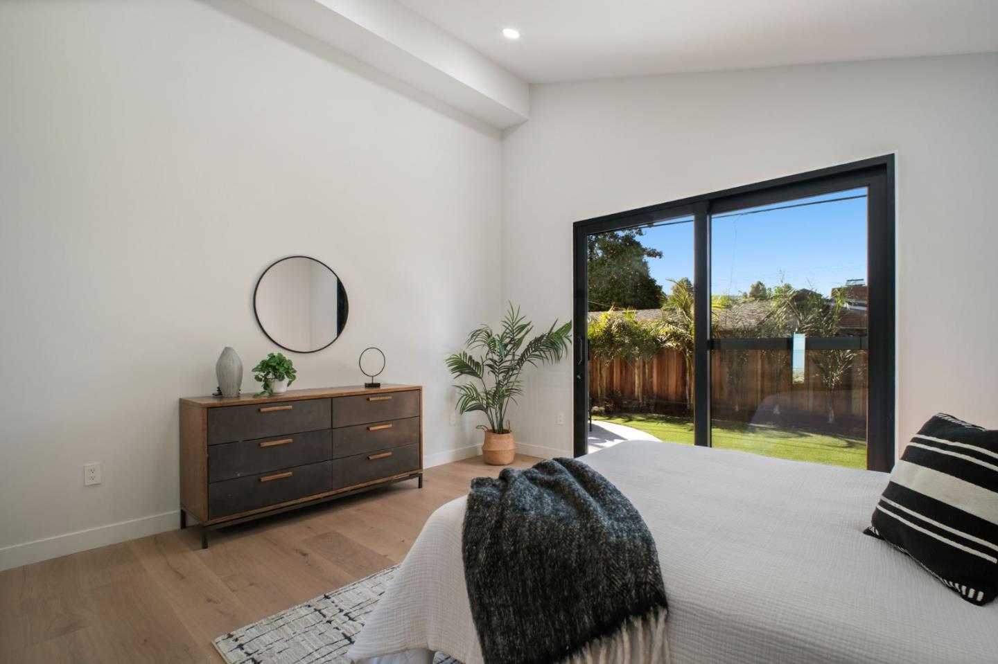 Detail Gallery Image 30 of 54 For 806 Emily Dr, Mountain View,  CA 94043 - 4 Beds | 2/1 Baths