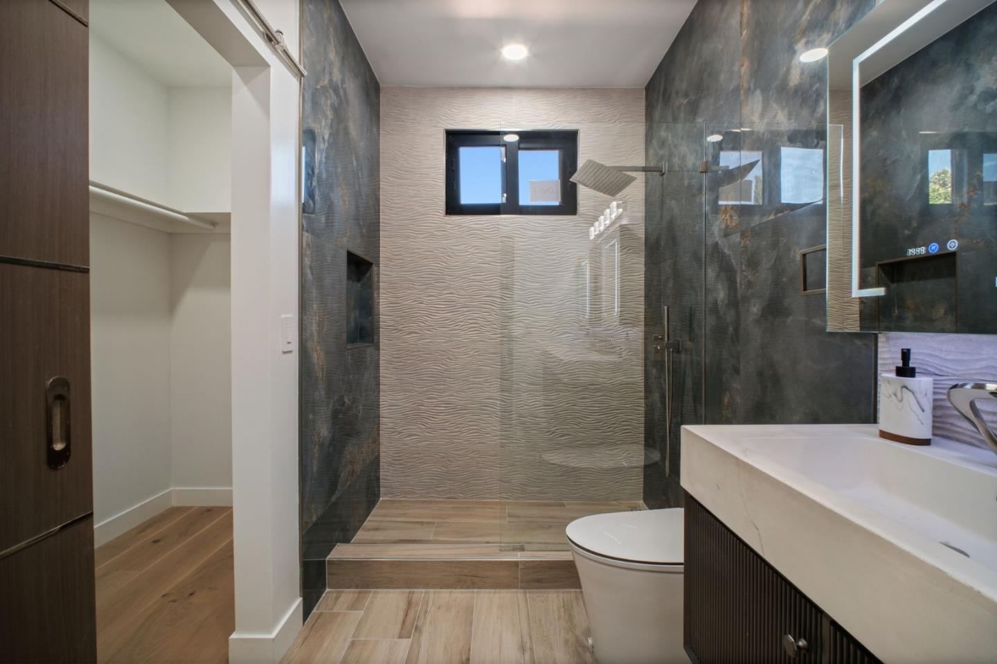 Detail Gallery Image 33 of 54 For 806 Emily Dr, Mountain View,  CA 94043 - 4 Beds | 2/1 Baths