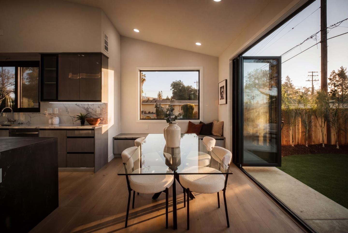 Detail Gallery Image 6 of 54 For 806 Emily Dr, Mountain View,  CA 94043 - 4 Beds | 2/1 Baths