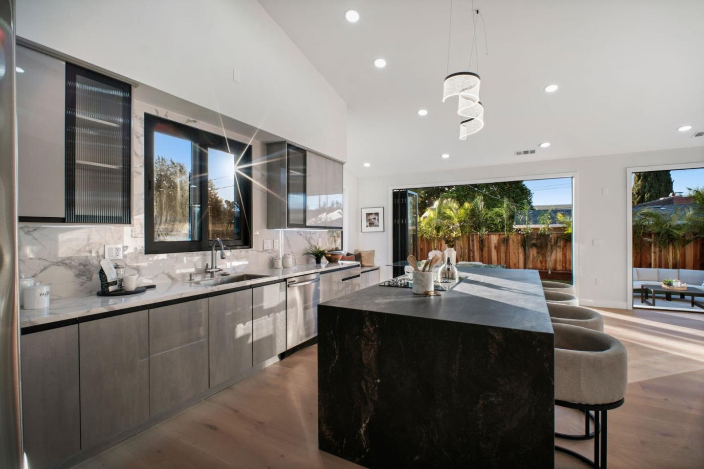 Detail Gallery Image 8 of 54 For 806 Emily Dr, Mountain View,  CA 94043 - 4 Beds | 2/1 Baths