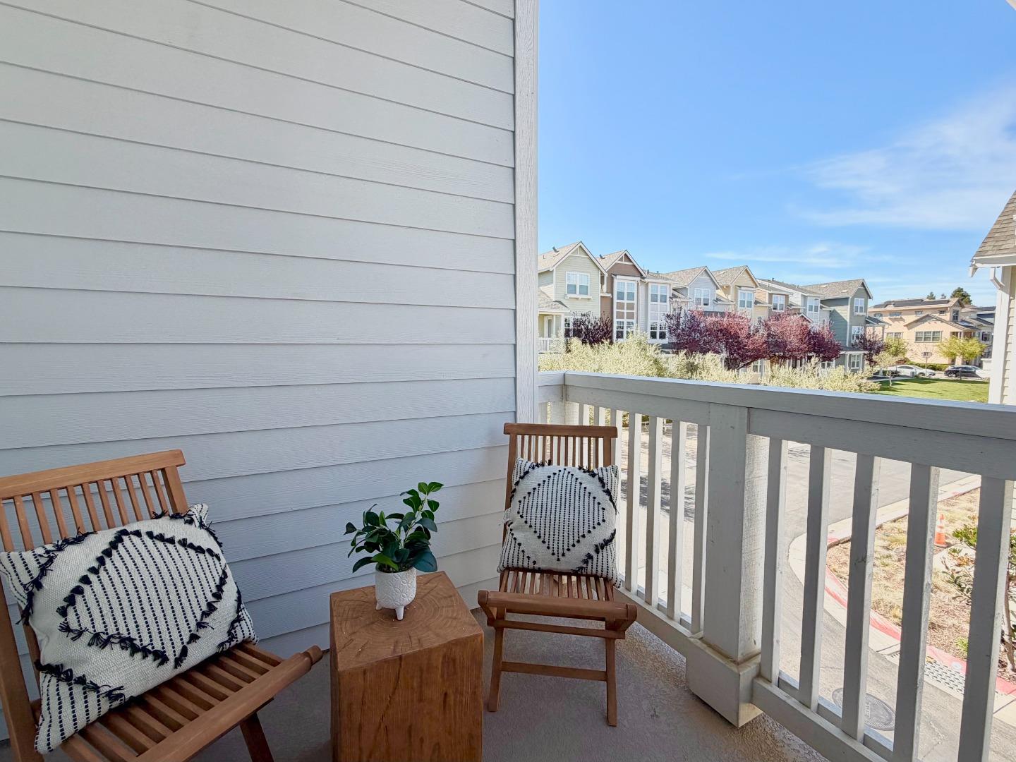 Detail Gallery Image 10 of 34 For 229 Orbit Way, Mountain View,  CA 94043 - 3 Beds | 3/1 Baths