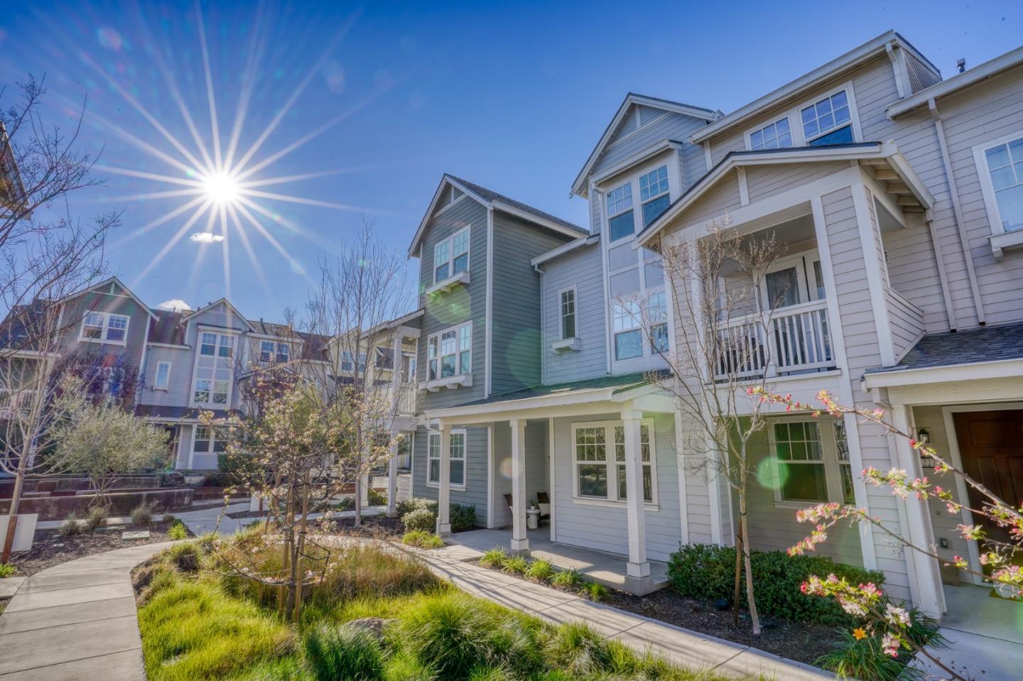 Detail Gallery Image 3 of 34 For 229 Orbit Way, Mountain View,  CA 94043 - 3 Beds | 3/1 Baths