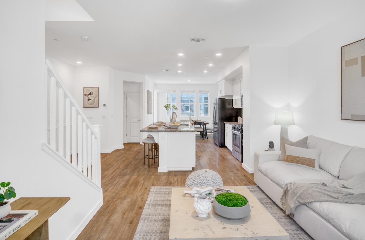 Detail Gallery Image 5 of 34 For 229 Orbit Way, Mountain View,  CA 94043 - 3 Beds | 3/1 Baths