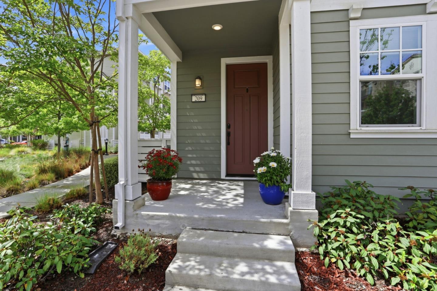 Detail Gallery Image 3 of 38 For 209 Infinity Way, Mountain View,  CA 94043 - 4 Beds | 3/1 Baths