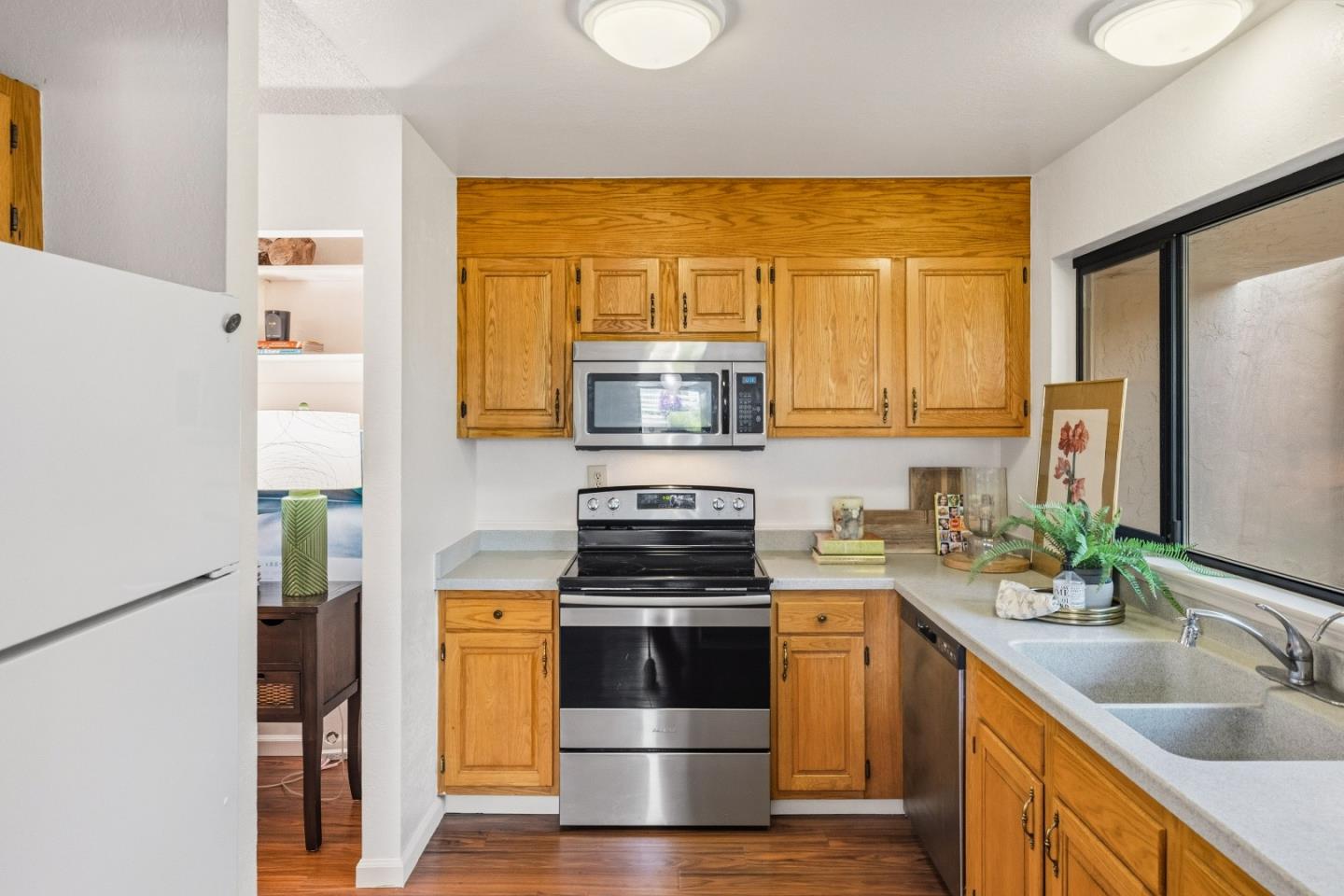 Detail Gallery Image 10 of 33 For 1186 Trinity Ave, Seaside,  CA 93955 - 3 Beds | 1/1 Baths