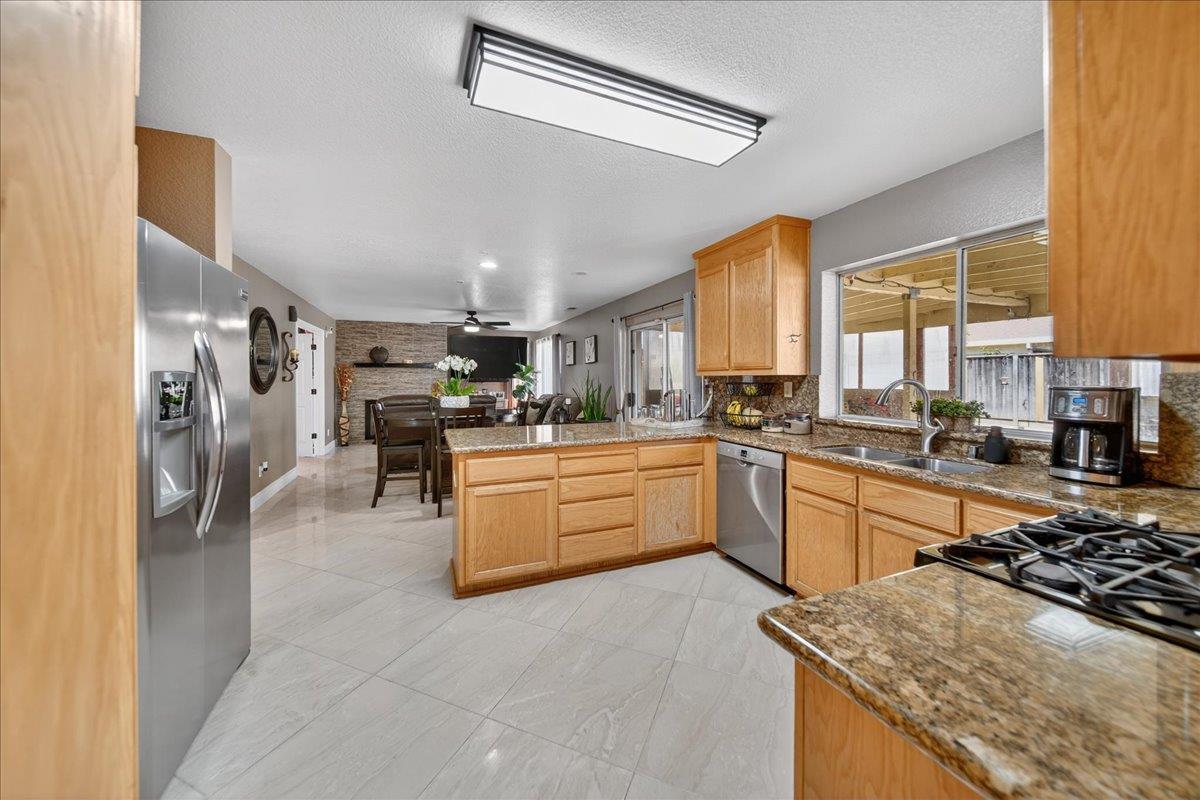 Detail Gallery Image 12 of 60 For 1413 Burgundy Way, Gonzales,  CA 93926 - 5 Beds | 3 Baths