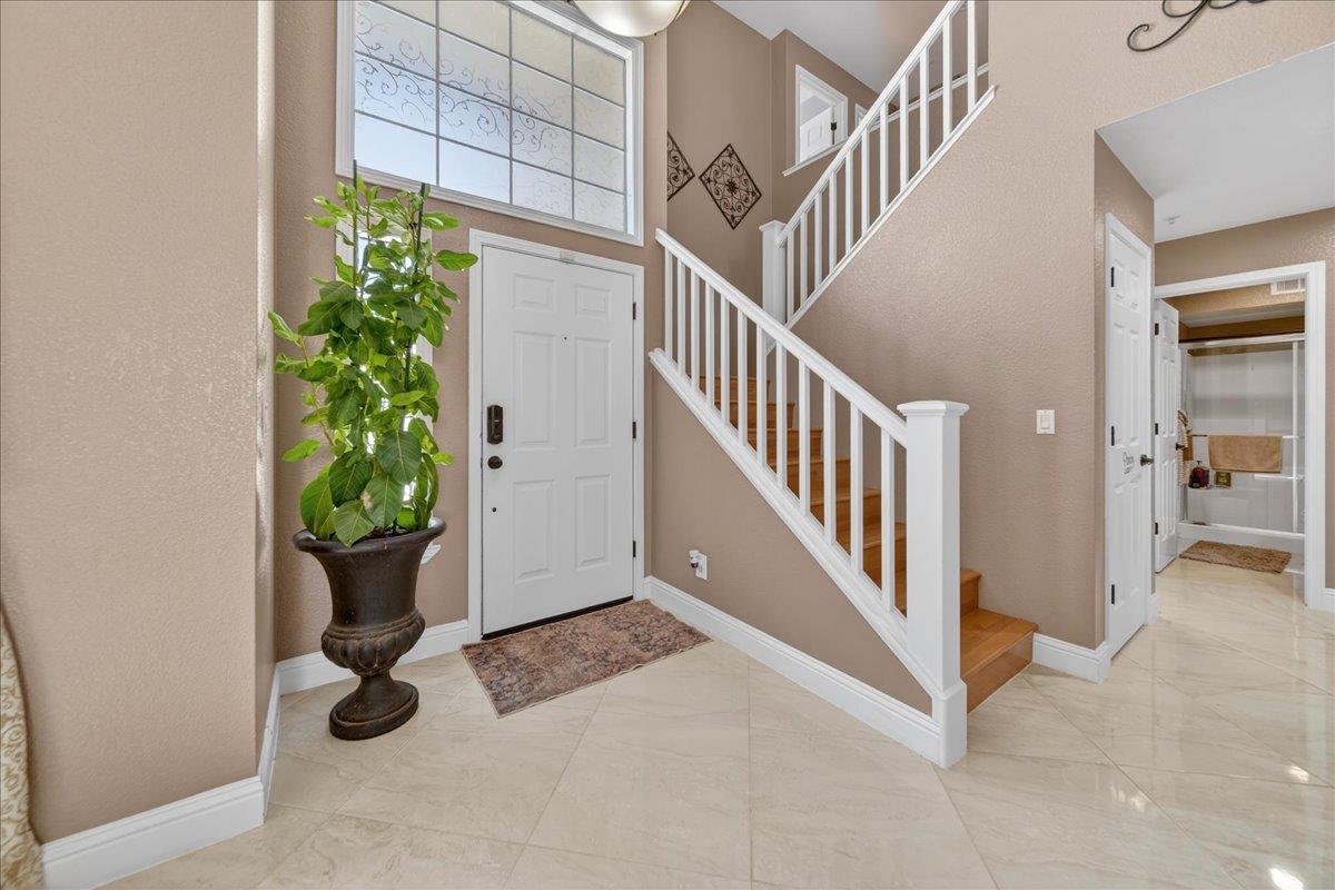 Detail Gallery Image 5 of 60 For 1413 Burgundy Way, Gonzales,  CA 93926 - 5 Beds | 3 Baths