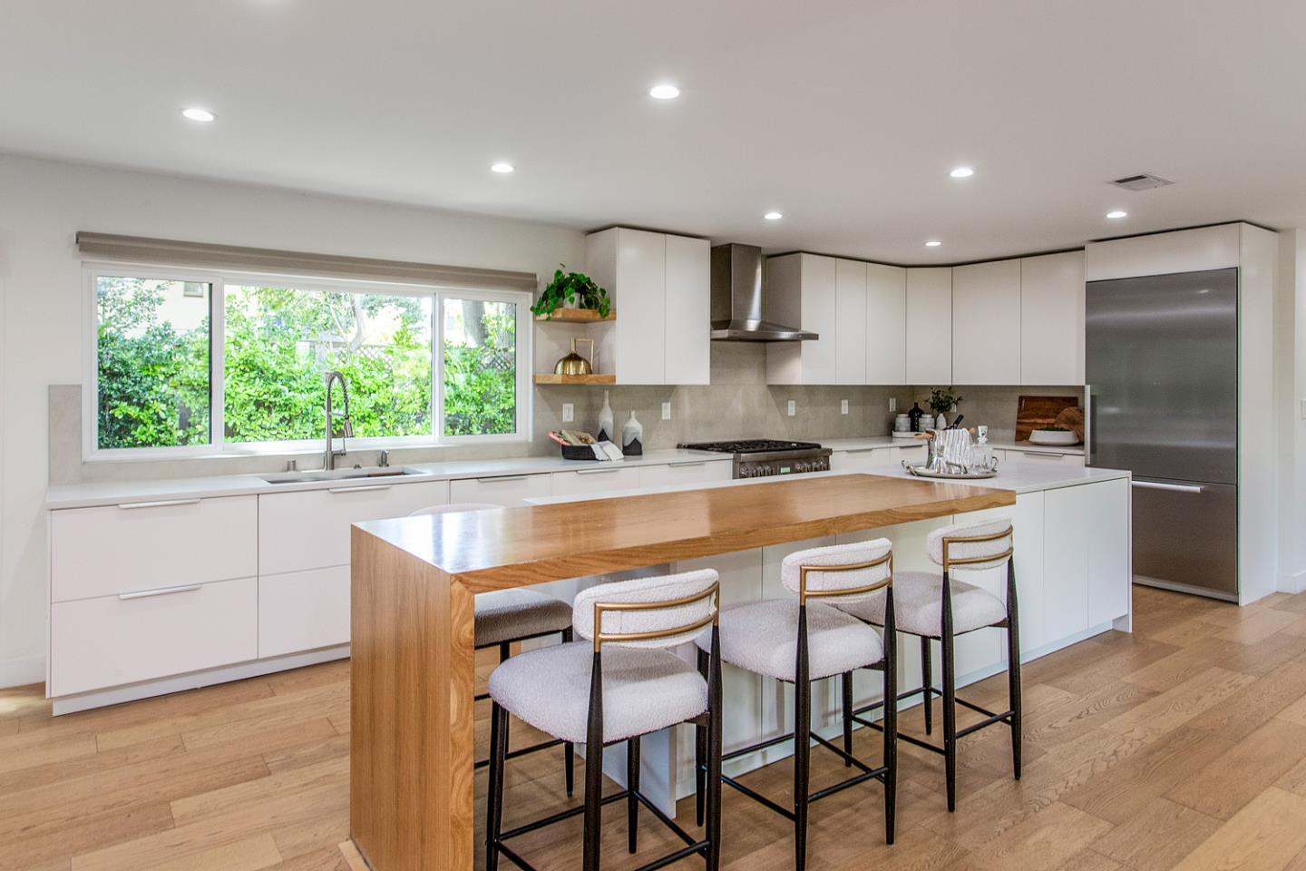 Detail Gallery Image 8 of 37 For 1240 Colonial Oaks Dr, Los Altos,  CA 94024 - 4 Beds | 3/1 Baths