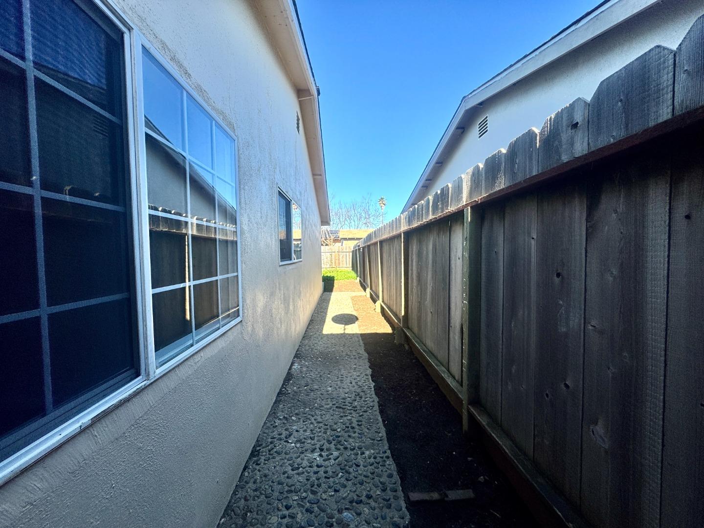 Detail Gallery Image 4 of 8 For 607 Calaveras Dr, Salinas,  CA 93906 - 3 Beds | 1/1 Baths