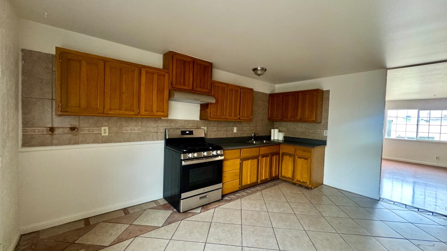 Detail Gallery Image 8 of 8 For 607 Calaveras Dr, Salinas,  CA 93906 - 3 Beds | 1/1 Baths