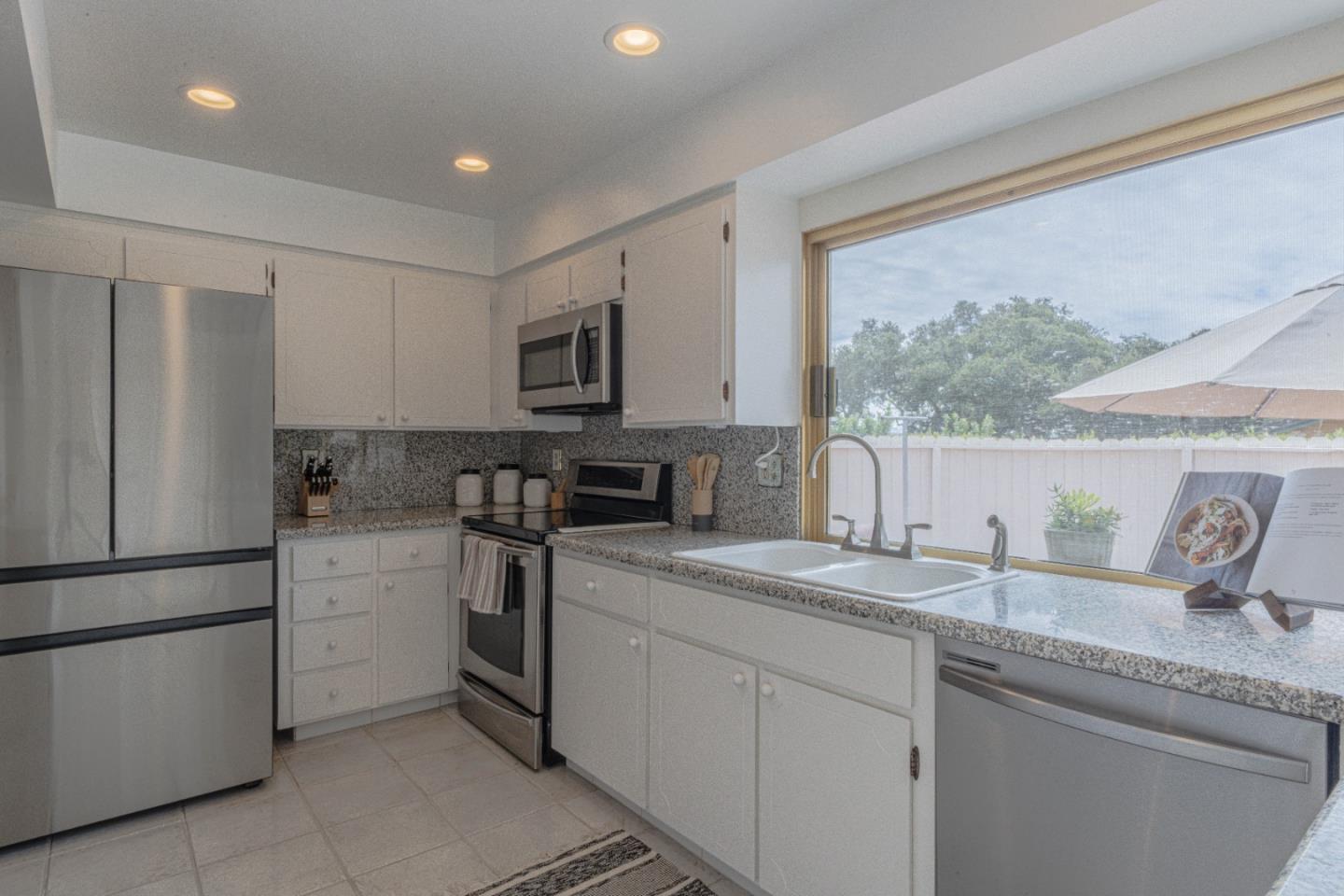 Detail Gallery Image 16 of 35 For 15084 Green Oak Pl, Salinas,  CA 93907 - 3 Beds | 2 Baths