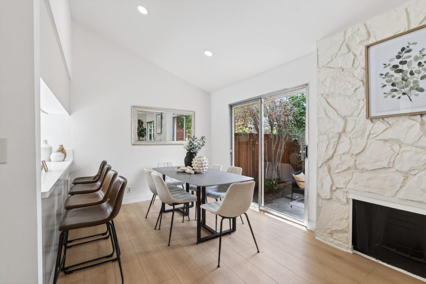 Detail Gallery Image 5 of 29 For 20288 Northwest Sq, Cupertino,  CA 95014 - 2 Beds | 2 Baths