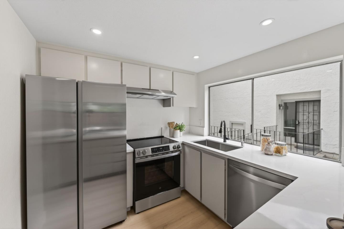 Detail Gallery Image 7 of 29 For 20288 Northwest Sq, Cupertino,  CA 95014 - 2 Beds | 2 Baths