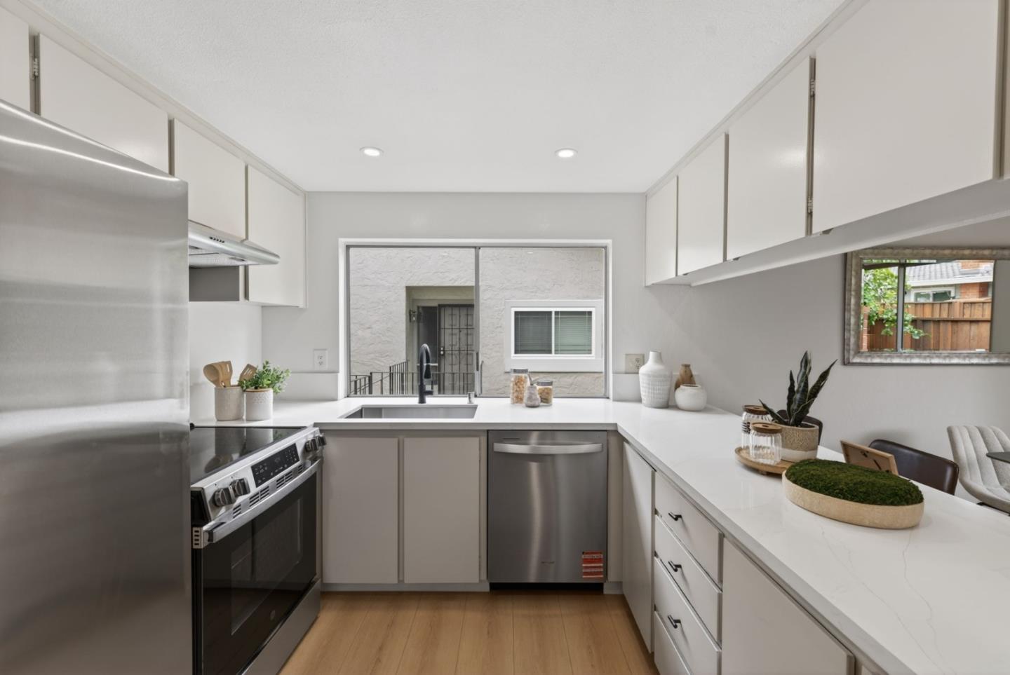 Detail Gallery Image 8 of 29 For 20288 Northwest Sq, Cupertino,  CA 95014 - 2 Beds | 2 Baths