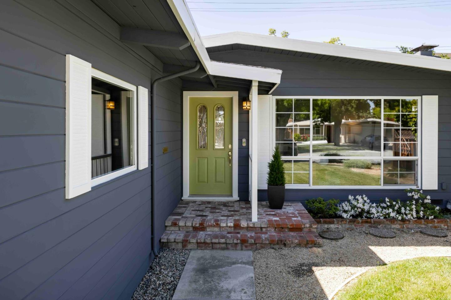 Detail Gallery Image 3 of 20 For 2491 Betlo Ave, Mountain View,  CA 94043 - 3 Beds | 2 Baths