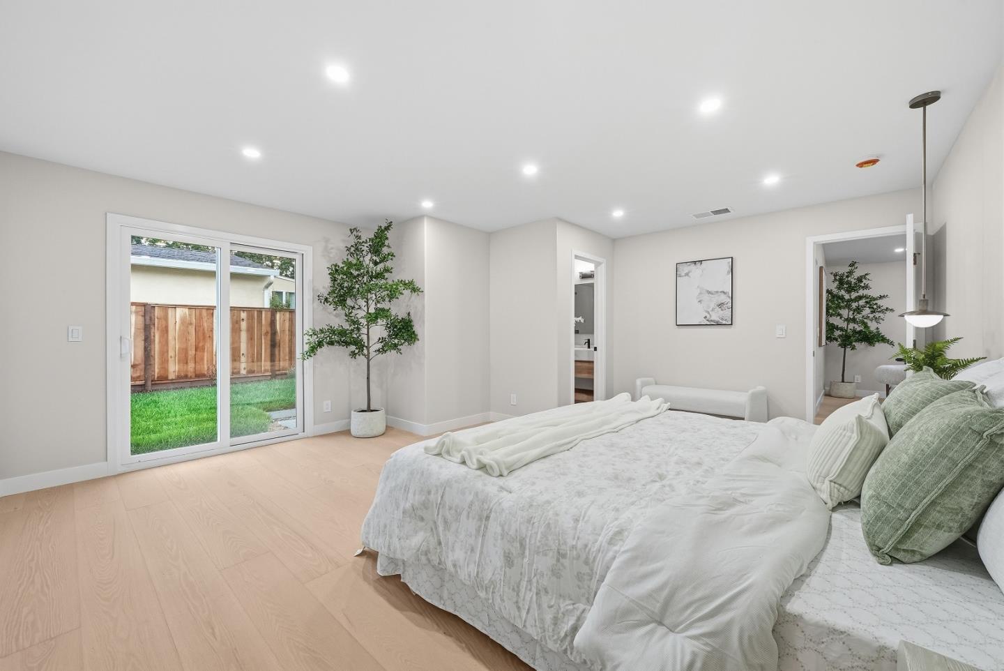 Detail Gallery Image 10 of 31 For 1775 San Ramon Ave, Mountain View,  CA 94043 - 5 Beds | 3 Baths