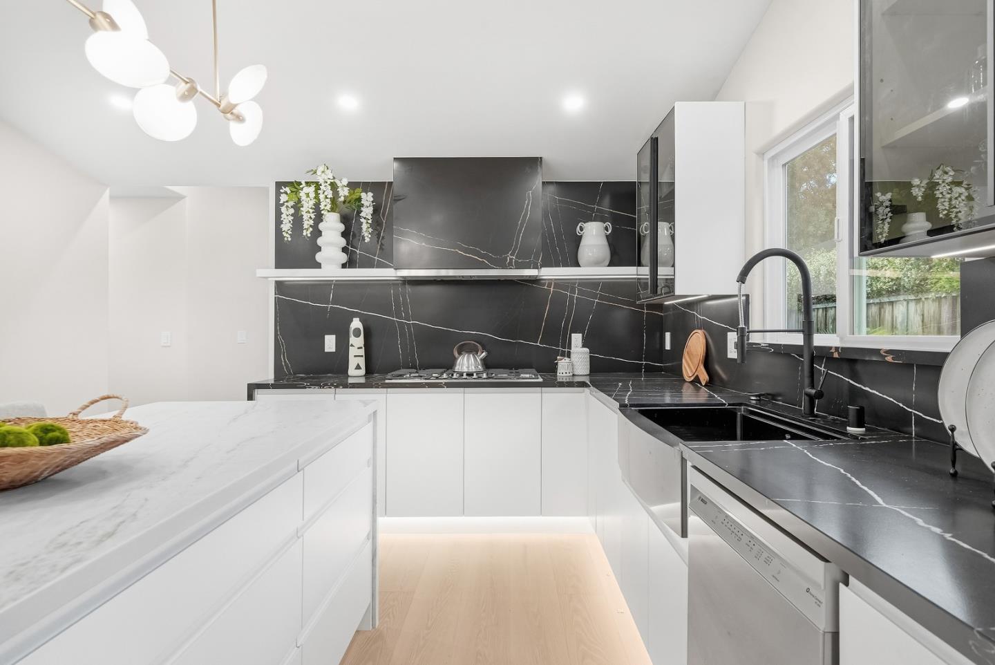 Detail Gallery Image 6 of 31 For 1775 San Ramon Ave, Mountain View,  CA 94043 - 5 Beds | 3 Baths