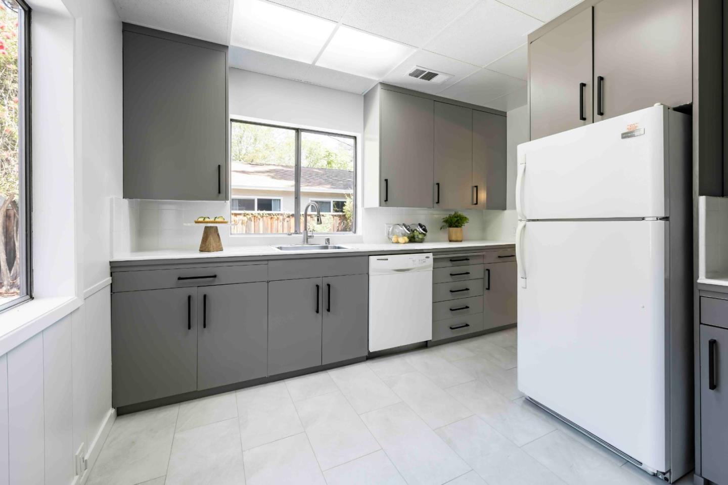 Detail Gallery Image 13 of 20 For 985 Oregon Ave, Palo Alto,  CA 94303 - 4 Beds | 3 Baths