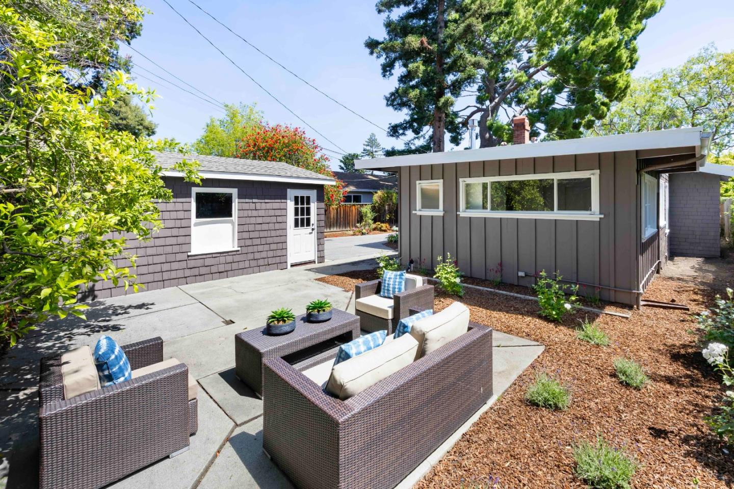 Detail Gallery Image 18 of 20 For 985 Oregon Ave, Palo Alto,  CA 94303 - 4 Beds | 3 Baths