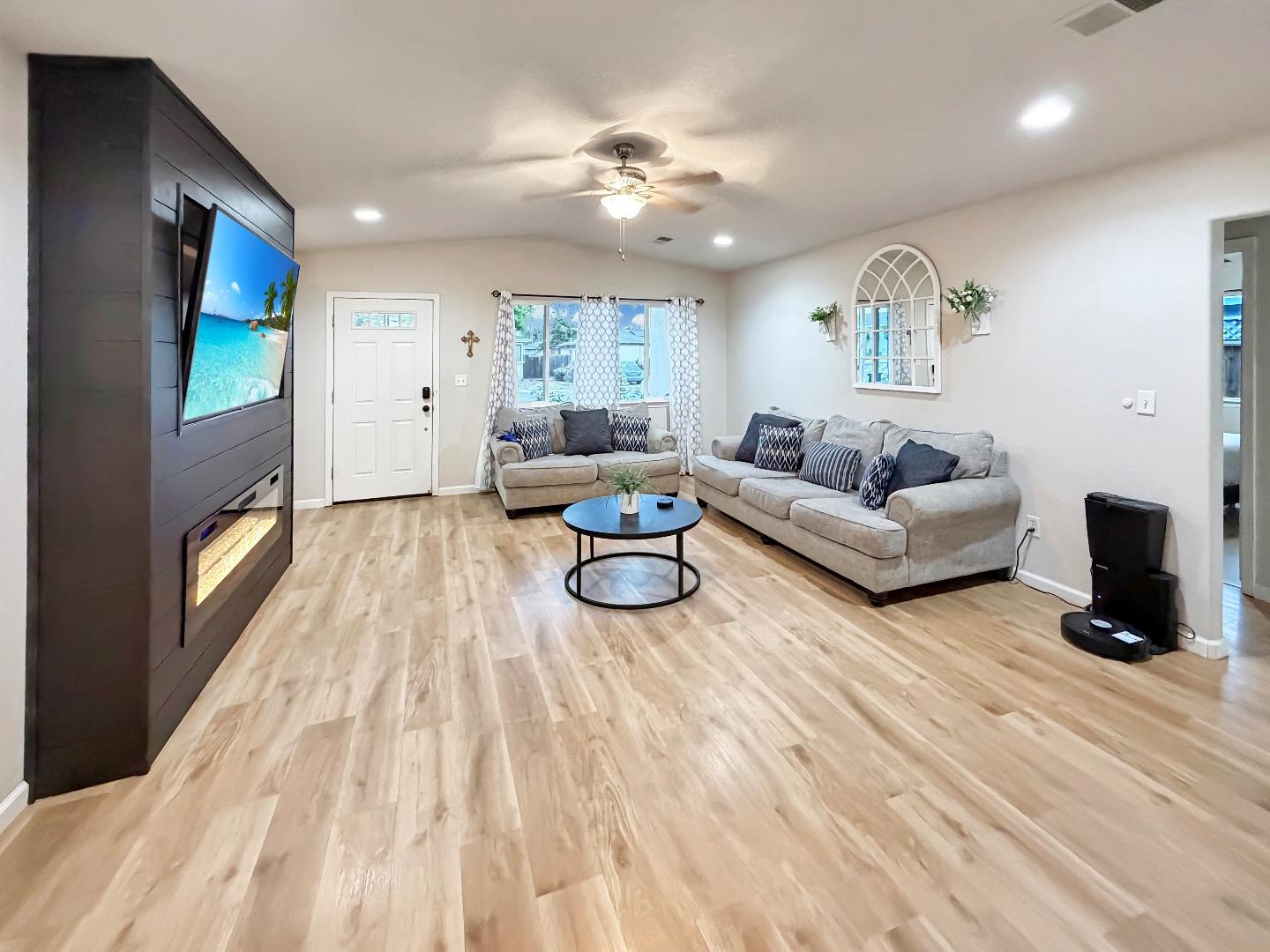 Detail Gallery Image 2 of 10 For 690 El Cerrito Way, Gilroy,  CA 95020 - 3 Beds | 1/1 Baths