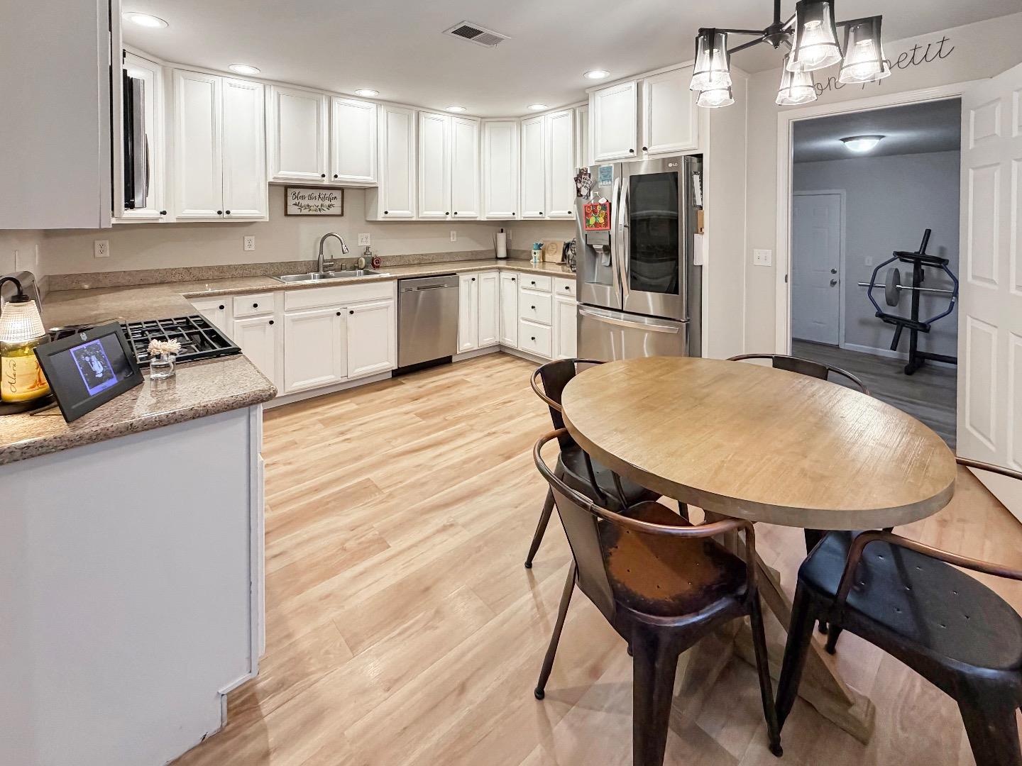 Detail Gallery Image 3 of 10 For 690 El Cerrito Way, Gilroy,  CA 95020 - 3 Beds | 1/1 Baths