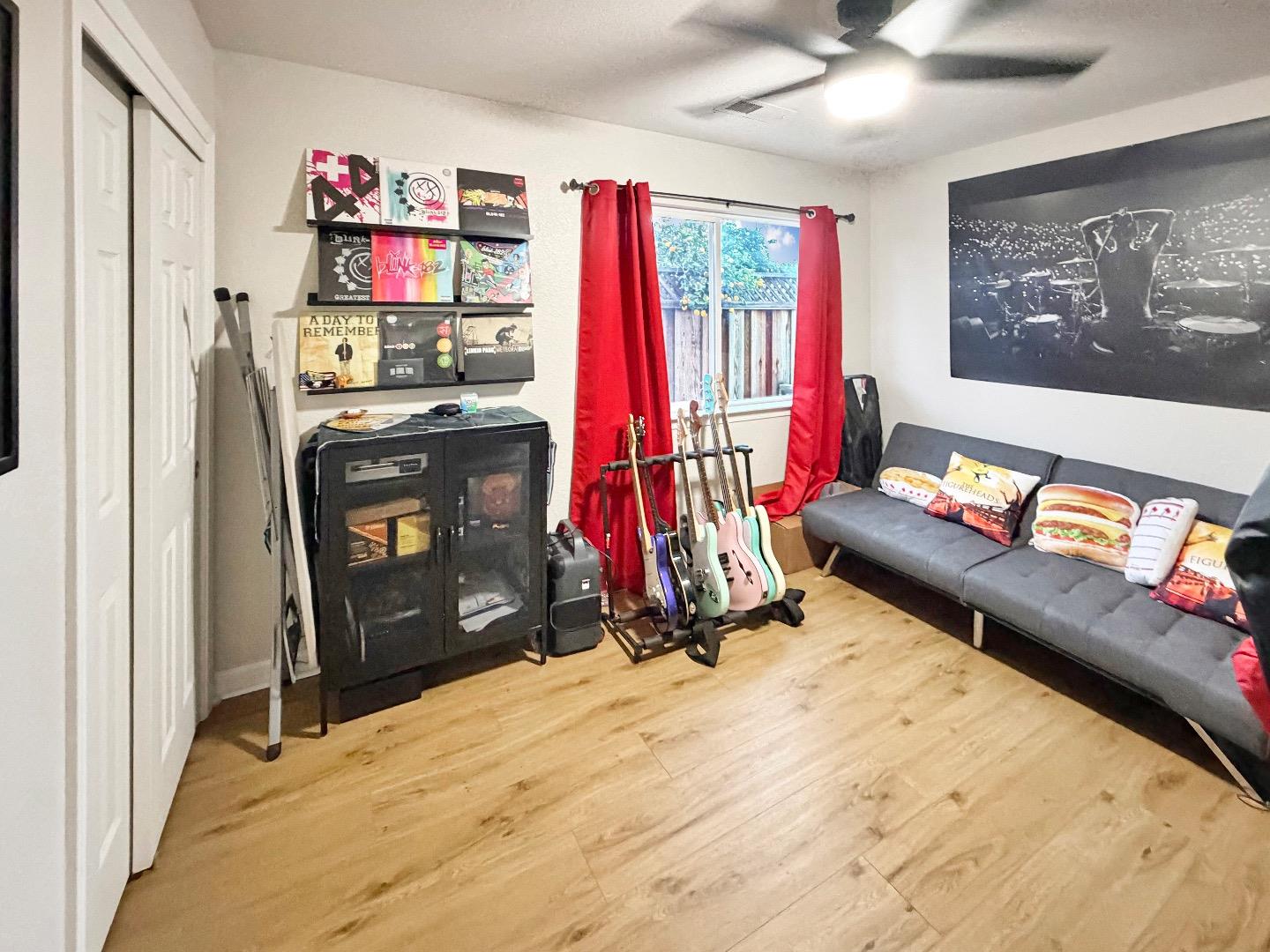 Detail Gallery Image 8 of 10 For 690 El Cerrito Way, Gilroy,  CA 95020 - 3 Beds | 1/1 Baths