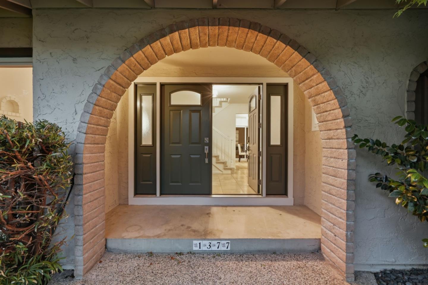 Detail Gallery Image 2 of 48 For 1377 Bedford Ave, Sunnyvale,  CA 94087 - 4 Beds | 2/1 Baths