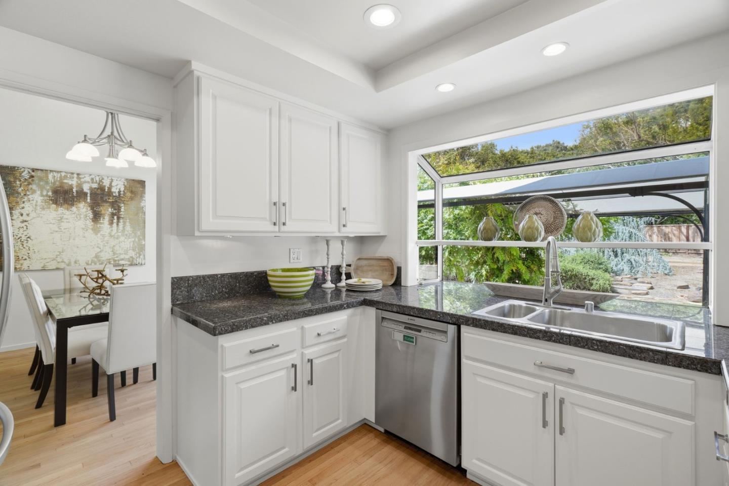 Detail Gallery Image 6 of 48 For 1377 Bedford Ave, Sunnyvale,  CA 94087 - 4 Beds | 2/1 Baths