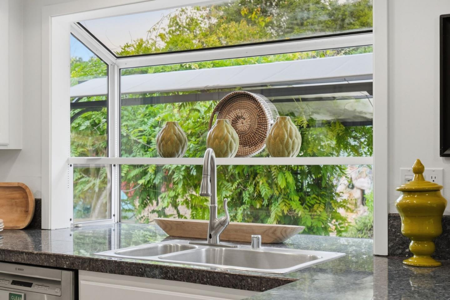 Detail Gallery Image 7 of 48 For 1377 Bedford Ave, Sunnyvale,  CA 94087 - 4 Beds | 2/1 Baths