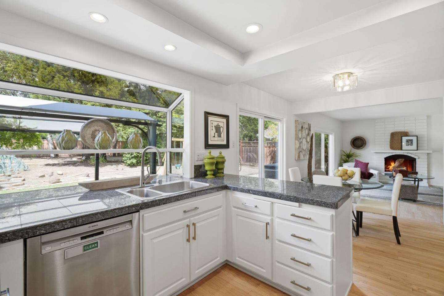 Detail Gallery Image 9 of 48 For 1377 Bedford Ave, Sunnyvale,  CA 94087 - 4 Beds | 2/1 Baths