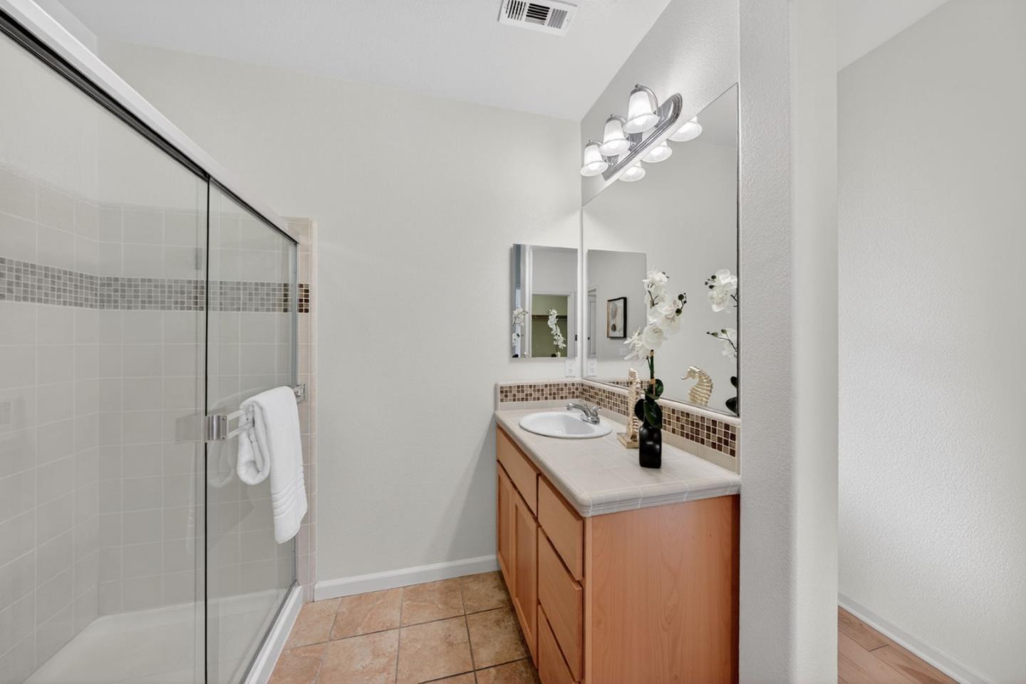 Detail Gallery Image 13 of 28 For 650 Almaden Walk Loop, San Jose,  CA 95125 - 3 Beds | 3 Baths