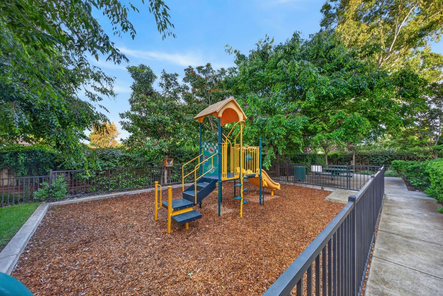 Detail Gallery Image 27 of 28 For 650 Almaden Walk Loop, San Jose,  CA 95125 - 3 Beds | 3 Baths