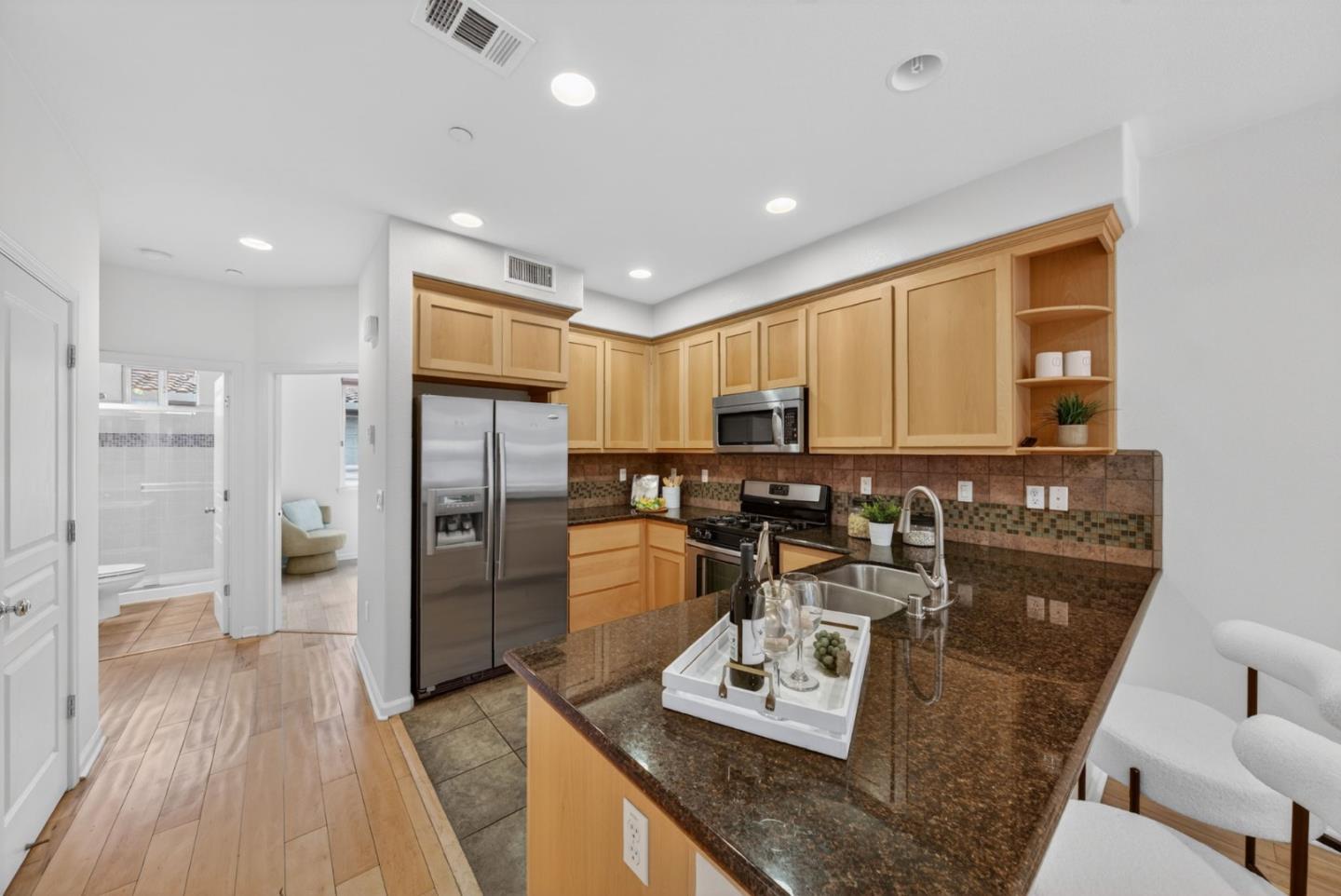 Detail Gallery Image 6 of 28 For 650 Almaden Walk Loop, San Jose,  CA 95125 - 3 Beds | 3 Baths