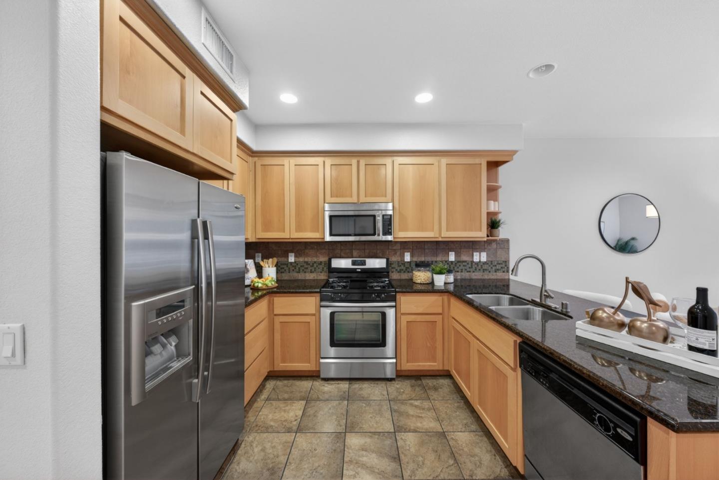 Detail Gallery Image 7 of 28 For 650 Almaden Walk Loop, San Jose,  CA 95125 - 3 Beds | 3 Baths