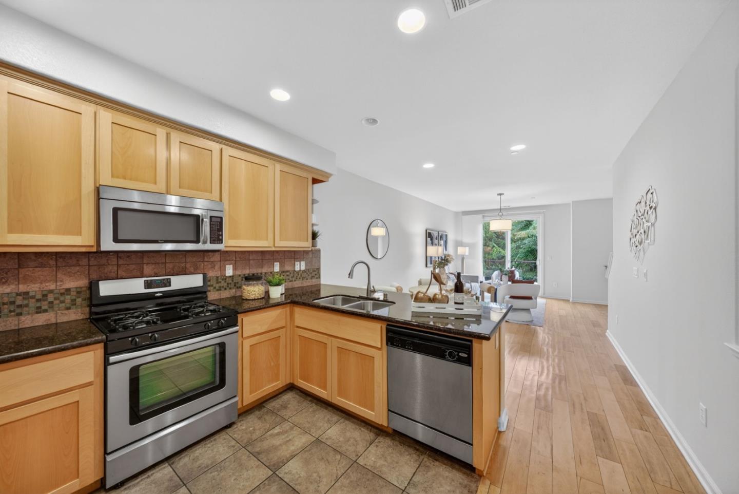 Detail Gallery Image 8 of 28 For 650 Almaden Walk Loop, San Jose,  CA 95125 - 3 Beds | 3 Baths