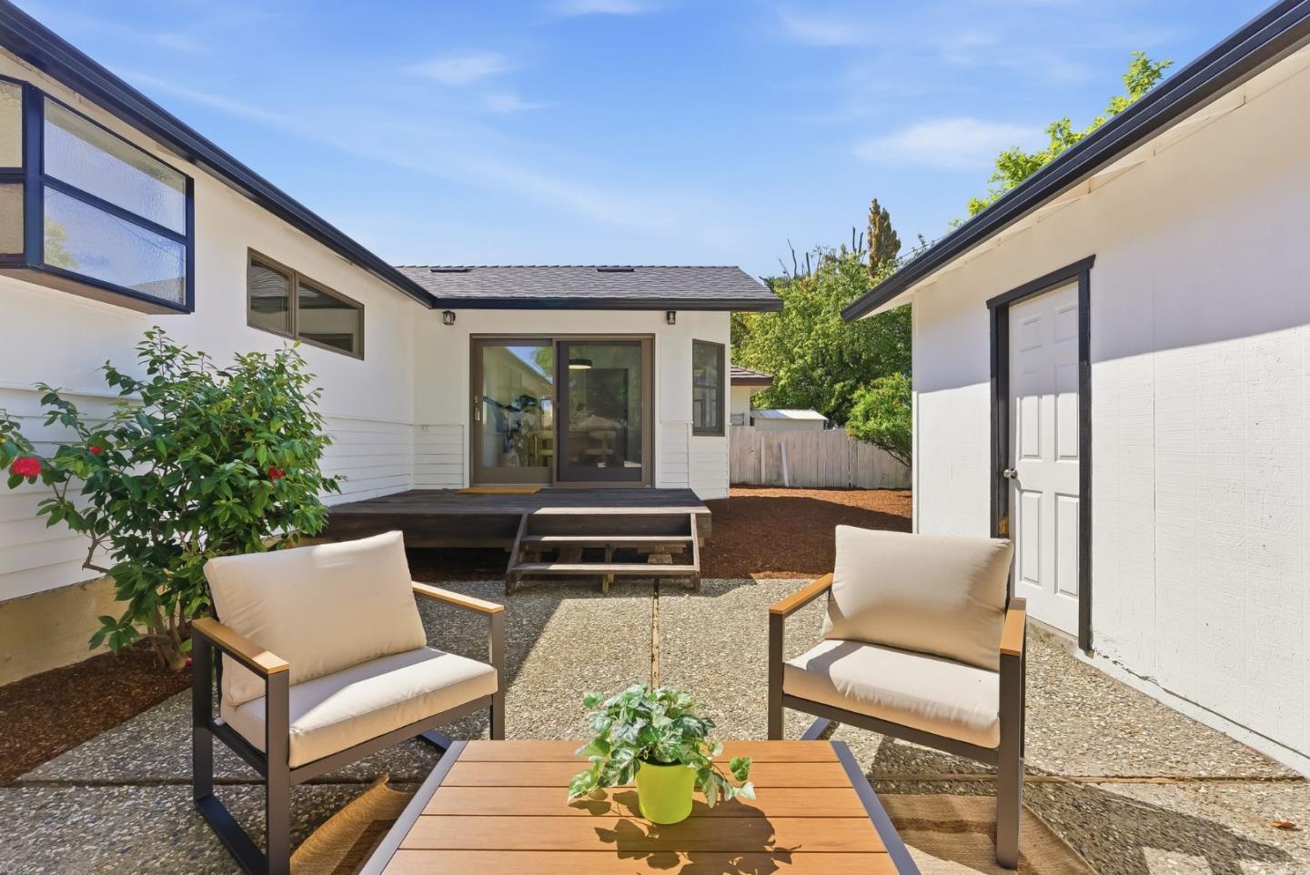 Detail Gallery Image 18 of 26 For 1051 Manhattan Ct, Sunnyvale,  CA 94087 - 3 Beds | 2 Baths